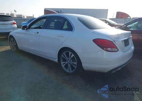 2015 Mercedes-Benz C 300 из США, поврежденный, VIN 55SWF4JB7FU071088